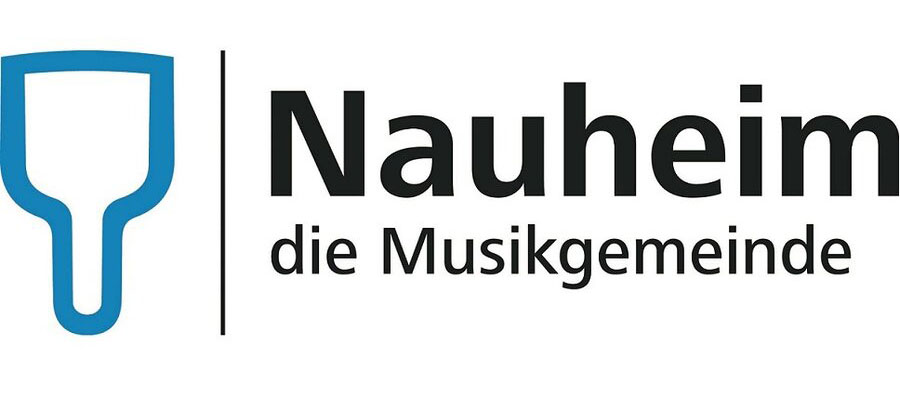 Logo der Gemeinde Nauheim: Links ein blauer abstrakt gezeichneter Wschebleul, rechts daneben in schwarzer Schrift auf weiem Untergrund 