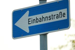 Bild vergrößern: Straßenschild "Einbahnstraße"