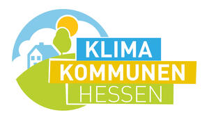 Bild vergrößern: Logo der Klima Kommunen Hessen: links in einem Kreis angeordnet und abstrakt gezeichnet eine grüne Wiese mit grünem Baum, weißer Wolke, gelber Sonne und blauem Himmel, rechts der Schriftzug KLIMA (weiß auf blauem Untrgrund), KOMMUNEN (weiß auf gelbem Untergrund), HESSEN (weiß auf grünem Untergrund)