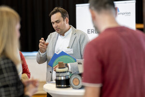 Dialog auf einem B&uuml;rgerinfomarkt in Warburg (Foto: Amprion GmbH/Frauke Schumann)