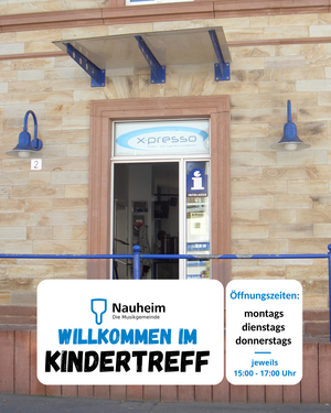 Bild vergr&ouml;&szlig;ern: Eingang zum Jugendhaus X-Presso, eine offenen T&uuml;r und den Schild "Willkommen im Kindertreff"; die &Ouml;ffnungszeiten vom Kindertreff
