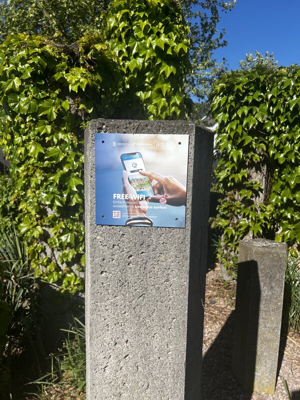 Bild vergr&ouml;&szlig;ern: Hinweisschild zum WALN-Standort in der Waldstra�e in Nauheim.