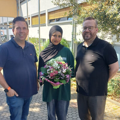 Bild vergr&ouml;&szlig;ern: v.l.n.r. B&uuml;rgermeister Marc Friedrich, Verwaltungsfachangestellte Maham Noor Ahmad und Christian Wachsmann, Leiter Zentrale Dienste und Finanzen.