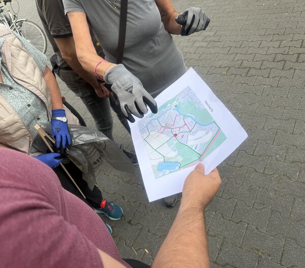 Bild vergr&ouml;&szlig;ern: M�llsameln in Nauheim beim "RhineCleanUp"