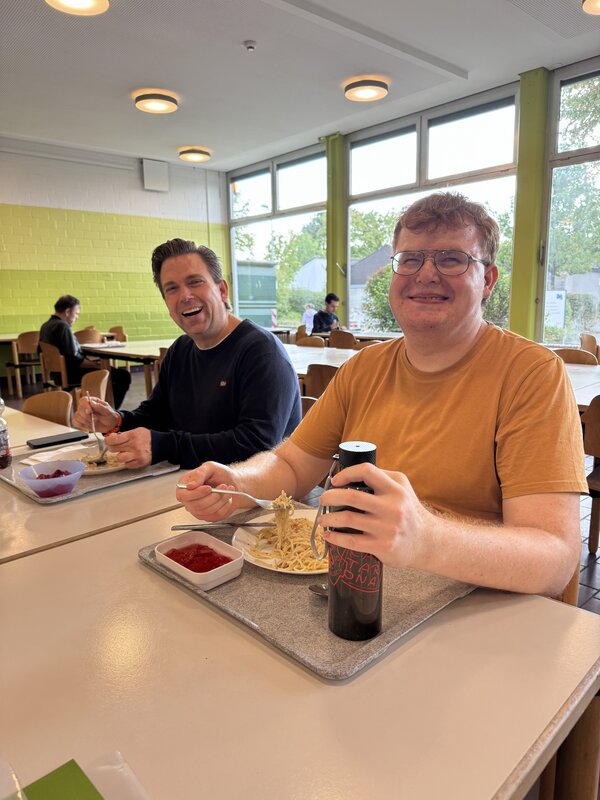 Bild vergr&ouml;&szlig;ern: B�rgermeister Marc Friedrich und ein Besch�ftigter der WfB beim gemeinsamen Mittagessen.