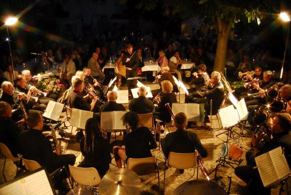 Foto zeigt mehrere Musiker des Nauheimer Musikvereins, die mit ihren Instrumenten in einem Halbkreis angeordnet vor ihren Notenständern sitzen (jährliches Serenadenkonzert)