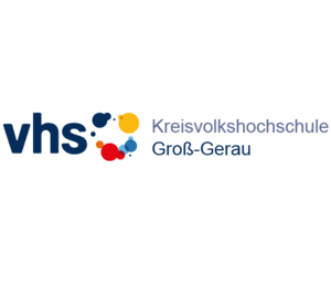 links der Schriftzug "vhs" (blau). In der Mitte ein dunkelbauer, ein gelber, ein hellblauer und ein roter Farbklecks, die im Kreis angeordnet sind. Rechts der Schriftzug "Kreisvolkshochschule Gro&szlig;-Gerau" (blau)