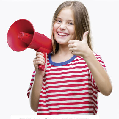 in der Bildmitte: Mädchen in rot-weiß gestreiftem T-Shirt hält in der rechten Hand ein rotes Megaphon, mit der linken Hand macht sie ein "Daumen hoch"-Zeichen, über dem Bild in rot der Schriftzug "Gib den Ton an!" unter dem Bild auf weißem Untergrund in schwarzen Buchstaben "Mach mit", auf rotem Balken mit weißer Schrift darunter "Kinder- und Jugendparlament Nauheim" 