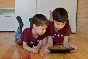 Bild vergrößern: Vorschaubild Kinder mit Tablet
